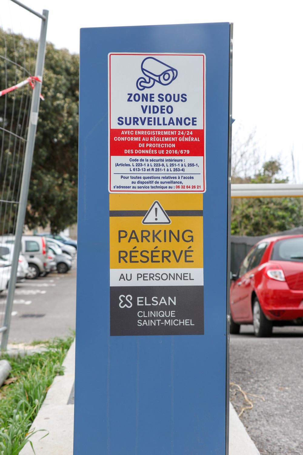 Adhésif-parking-Signalétique-milieu-dédical-Toulon-Elsan-St-Michel-Clinique-Hopital-Var