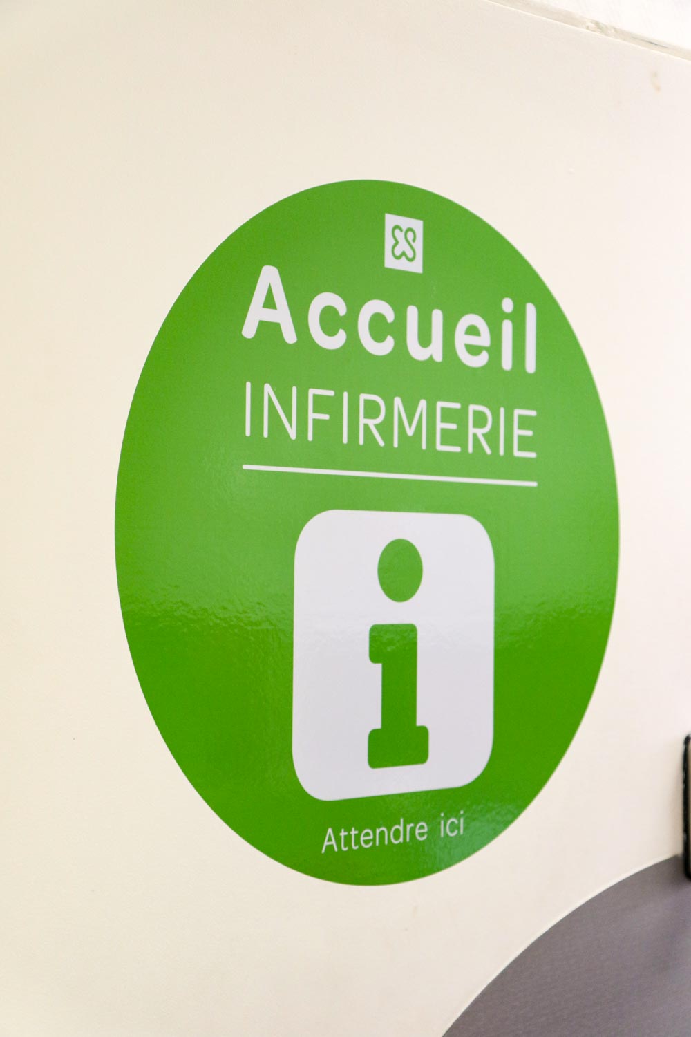 Adhésif-infirmerie-Signalétique-milieu-dédical-Toulon-Elsan-St-Michel-Clinique-Hopital-Var